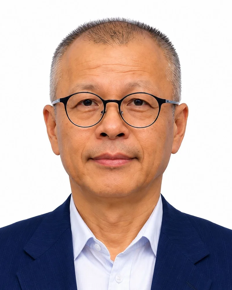 邱文通，戴著眼鏡、身穿深藍色西裝